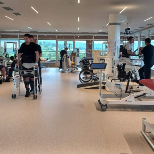 „Un tânăr de 26 de ani luptă pentru a învăța din nou să meargă după un accident grav”