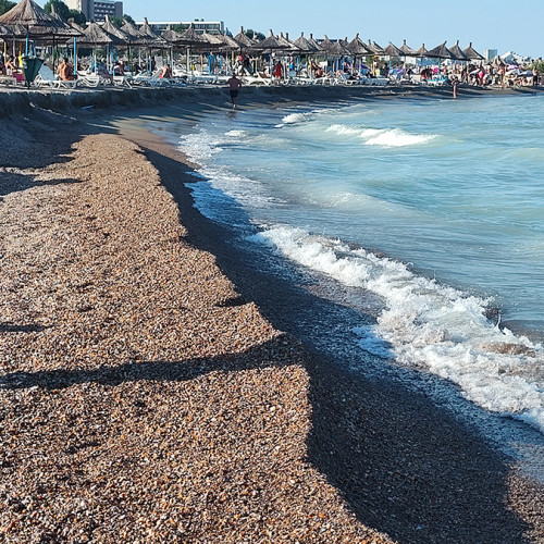 Valurile puternice au afectat grav noua zonă a plajei din Mangalia