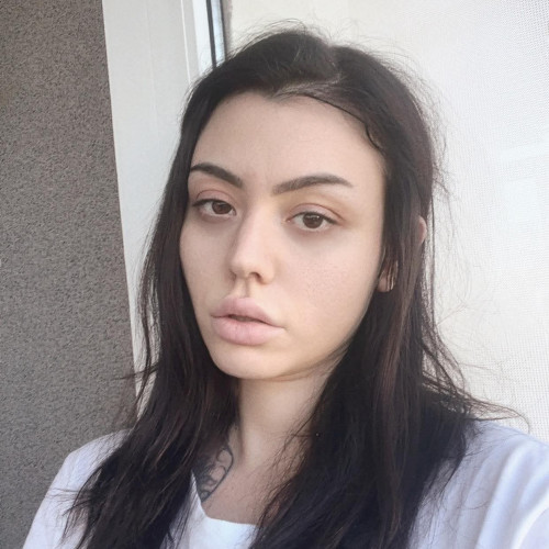 O tânără din Târgu Jiu cere ajutor pentru tratament vital în lupta cu o boală autoimună gravă