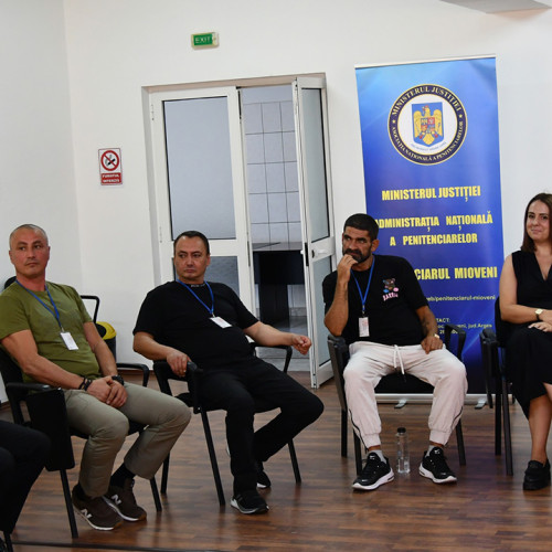 Cristian Cioaca, fost politist și condamnat pentru dispariția Elodiei Ghinescu, a apărut recent în cadrul unui eveniment la Penitenciarul Mioveni, unde a fost invitat de către autorități. Conform site-ului ziarulamprenta.ro, acesta le-a vorbit deținuților despre cum își vede viața după eliberare. Cioaca a spus că acum este bine și că și-a găsit un loc de muncă ca șofer la o firmă de transport, după doi ani de când a fost eliberat.