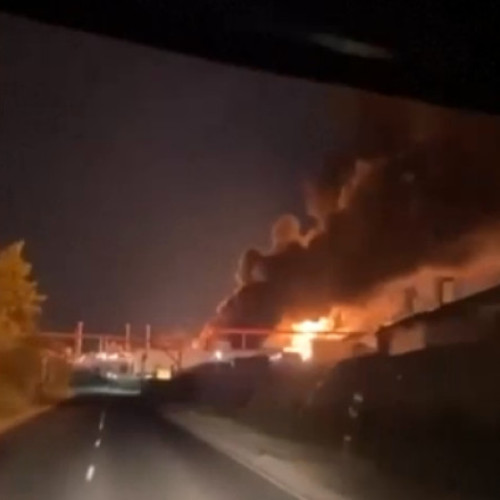 Un atac cu drone asupra orașului Saratov din Rusia, realizat de armata ucraineană, a provocat un incendiu la o rafinărie de petrol și a dus la pierderi de vieți omenești, conform autorităților ruse. Incidentul s-a produs în cursul nopții de sâmbătă spre duminică, iar un bărbat a murit în urma exploziei, anunță Digi24.ro.