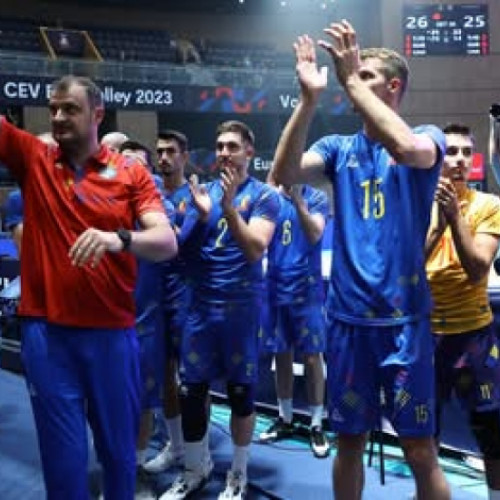 Campionatul mondial de volei se apropie pentru lotul național masculin din România, condus de antrenorul Sergiu Stancu, actual antrenor la CSM Arcada Galați. Se află în pregătire la Piatra-Neamț și vor avea zile de antrenamente intense în compania echipei Filipine, care va găzdui turneul mondial din acest an. Potrivit site-ului viata-libera.ro, în lotul pentru mondiale sunt patru jucători de la Galați: Bala, Constantin, Butnaru și Kosinski. Naționaliștii români revin pe scena mondială după o pauză de mai bine de patru decenii, și antrenorul Stancu are încredere în pregătirea echipei sale pentru acest eveniment important.