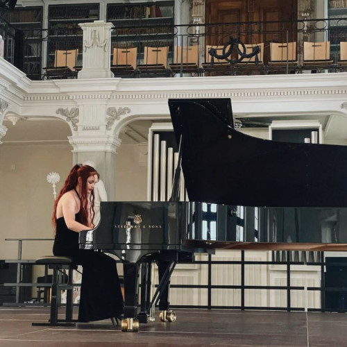 Tânăra pianistă Inya Maria Cutova, remarcabil talent din România, face noi pași importanți în cariera sa muzicală