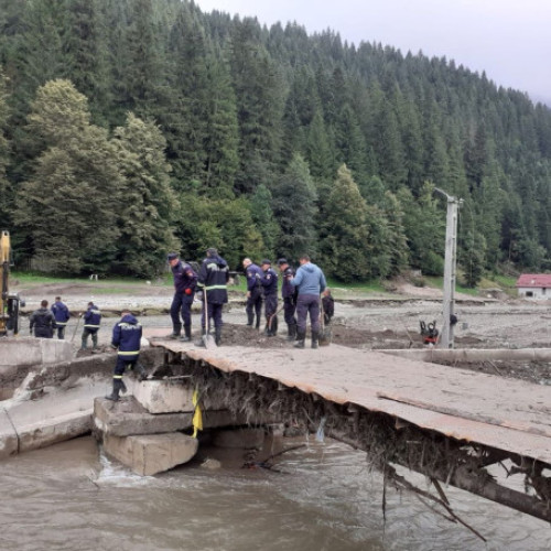 Pompieri bihoreni, mobilizați pentru misiuni împotriva inundațiilor din Suceava