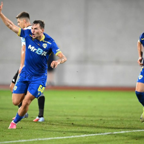 Petrolul continue să obțină rezultate bune în deplasare, deși se confruntă cu probleme pe teren propriu, unde a suferit patru înfrângeri consecutive. Echipa a reușit să păstreze invincibilitatea în deplasare, remizând cu Universitatea Cluj pe terenul din Sibiu, din cauza motivelor legate de Turneul Untold. Conform ziarulprahova.ro, golul lui Bogdan Marian, marcat în minutul 71, a adus un punct muncit pentru elevii lui Liviu Ciobotariu, rezultatul fiind important pentru moral și încredere.