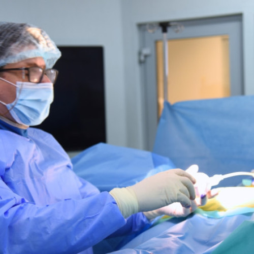 Victor, un bărbat de 48 de ani, a depus mult timp efort pentru a-și controla durerile de spate, cauzate inițial de efort fizic intens în timpul activității profesionale. La început, le-a asociat cu oboseala după serviciu, însă situația s-a agravat, devenind insuportabilă. În urmă cu șapte ani, Victor a fost diagnosticat cu hernie de disc lombară, la nivelul L4-L5, și a fost operat. Cu toate acestea, nerepectarea recomandărilor medicale și continuarea efortului au dus la recidivă, necesitând o a doua intervenție.