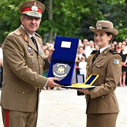 Maria Petru, sefa de promotie a Academiei Tehnice Militare „Ferdinand I” din București, a absolvit Colegiul Național Militar „Mihai Viteazul” din Alba Iulia. Potrivit surselor citate de alba24.ro, povestea acesteia este un exemplu de dedicare, pasiune și excelență. Timp de opt ani, ea s-a pregătit în două instituții de învățământ militar de prestigiu pentru a deveni ofițer în armata română.