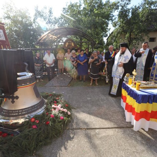 Preasfințitul Parinte Timotei Sătmăreanul a sfințit clopotele unei biserici din Maramureș