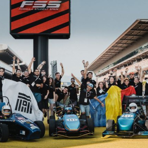 Echipa BlueStreamline de la Universitatea Transilvania din Brașov a câștigat pentru al treilea an consecutiv titlul la clasa combustie la Formula Student Spain 2025. Aceasta performanță reprezintă o premieră pentru competiție, fiind singura echipă din lume care a obținut Tripla Coroană la această competiție importantă, conform notează newsbv.ro.