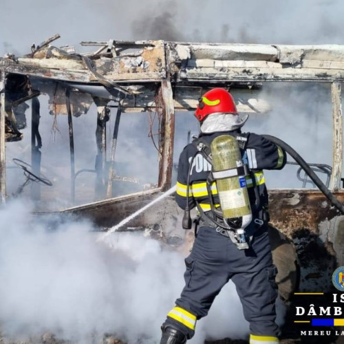 Un autobuz dezafectat a fost distrus într-un incendiu la Colanu, intervenția echipajelor de urgență a fost necesară.