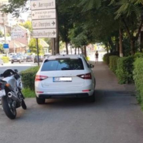 Probleme de parcare în Cluj-Napoca: autoturism parcat ilegal pe trotuar afectează siguranța pietonilor