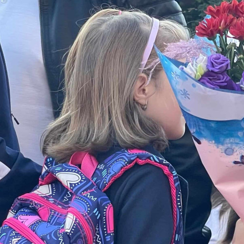 începe anul școlar 2025-2026 în data de 8 septembrie 2025, conform ordinului ministrului educației. Elevii și preșcolarii vor reveni în bănci în această zi, iar cursurile se vor încheia pe 19 iunie 2026, totalizând 36 de săptămâni de învățare. Potrivit sursei alba24.ro, pentru anumite clase, durata anului școlar și datele de finalizare pot varia, în funcție de excepțiile prevăzute în ordin.