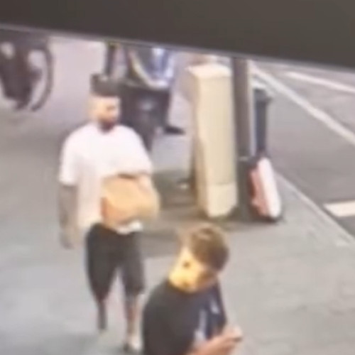 Un incident de fraudă a avut loc în Cluj, în zona Gării, unde o persoană a rămas fără mâncarea comandată în valoare de 200 de lei, după ce un individ s-a dat drept el și a preluat comanda. Potrivit imaginilor de pe camerele de supraveghere, se poate vedea cum bărbatul a intrat în posesia produselor, prezentându-se ca și clientul inițial.