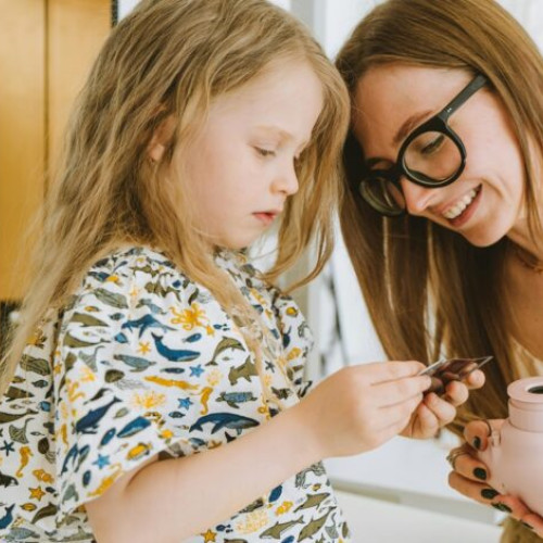 Cum să surprinzi și să păstrezi amintiri memorabile din familie în era digitală