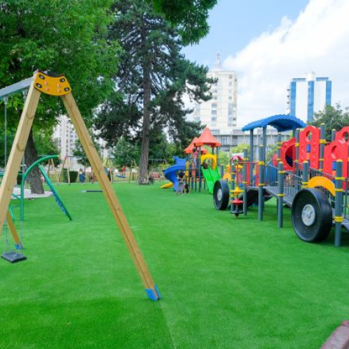 Locul de joacă modern din Brașov oferă facilități pentru toți copiii, inclusiv pentru cei cu dizabilități