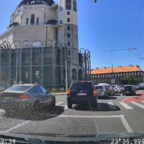 scenă de trafic periculoasă în piața cipariu din cluj-napoca