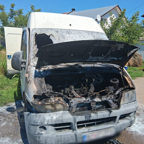 Autoutilitară cuprinsă de flăcări în mers, în urma unui scurtcircuit