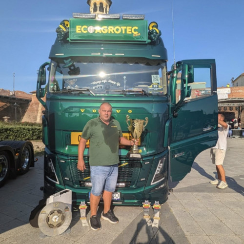 festivalul Truck Tuning Art 2025 a înflorit în cetatea Alba Carolina, adunând peste 300 de camioane tunate din România și din străinătate. Evenimentul, dedicat pasionaților de mașini grele și personalizate, a fost plin de surprize și competiții. Potrivit site-ului viata-libera.ro, în cadrul festivalului a fost prezentat și camionul GL 78 ECO, al firmei ecoagrotec din Galați, care a primit cele mai multe punctaje și a fost desemnat „cel mai bun camion al evenimentului”. Această distincție marchează talentul și creativitatea echipei galățene, care a reușit să se evidențieze într-un concurs cu o concurență foarte puternică, demonstrând că pasiunea și inovația merg mână în mână în industria transporturilor.