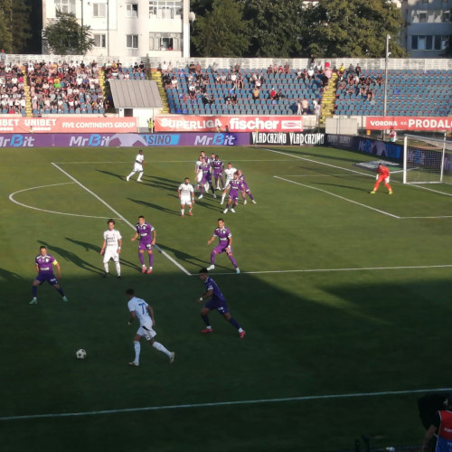 FC Botoșani a câștigat meciul cu FC Argeș cu scorul de 3-1 într-un meci disputat luni seara, în etapa a cincea a Superligii. Botoșănenii au marcat primele două goluri în prima parte, Bodisteanu deschizând scorul în minutul 18 cu un șut de la aproximativ 20 de metri, din dreapta portarului Straton.