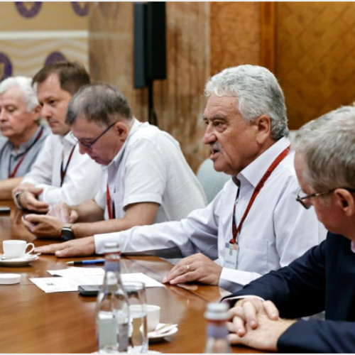 Premierul Ilie Bolojan și ministrul educației, Daniel David, au avut luni o întâlnire cu reprezentanții sindicatelor din învățământ la Palatul Victoria. Potrivit unui comunicat al Guvernului, în discuție s-au analizat modul de aplicare a noilor măsuri din sistem și efectele acestora. Sindicatele au început o campanie pentru strângerea de semnături în susținerea unui proiect de lege care să elimine măsurile fiscale introduse prin Legea 141/2025,pe care o consideră "arbitrară" și "responsabilă pentru criza sistemului educațional".