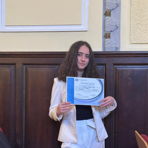 tânără elevă din Constanța, care îmbină cu succes performanța în sport și excelența în domeniul academic, a fost recent evidențiată. Amelie-Ema Cerchia, studentă în clasa a zecea la Liceul Teoretic &quot;Traian&quot; și membră a Centrului de Excelență Constanța, a reușit să obțină rezultate remarcabile atât în competițiile sportive, cât și în olimpiadele școlare.