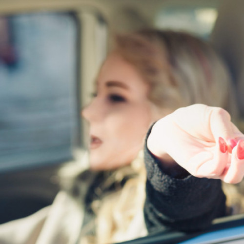 italia a introdus amenzi uriașe pentru aruncarea gunoiului pe strada și pe geamul mașinii