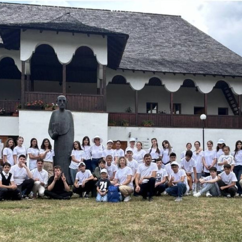 Consiliul județean Dâmbovița, prin Complexul Național Muzeal „Curtea Domnească” Târgoviște, se implică în programul de tabere ARC destinat tinerilor români din străinătate, începând cu data de 1 iulie 2025. Potrivit site-ului damboviteanul.com, în cadrul acestui program organizat de Departamentul pentru Românii de Pretutindeni, peste 400 de participanți au vizitat principalele muzee din Târgoviște.