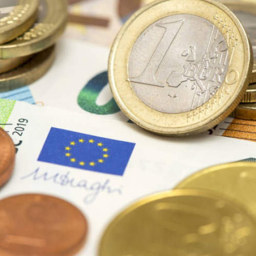 România a renunțat la planul de aderare la moneda euro după perioada 2013-2015, din cauza neîndeplinirii anumitor condiții fiscale, a declarat guvernatorul Băncii Naționale a României, Mugur Isărescu. Potrivit acestuia, ultima discuție serioasă despre adoptarea euro a avut loc în 2018, la Academia Română, iar de atunci, oficialii au considerat că nu mai este un orizont clar pentru această decizie.