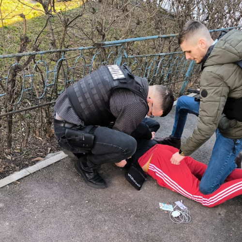 Femeie din Botoșani prădată pe stradă de telefonul mobil, suspectul, reținut de polițiști