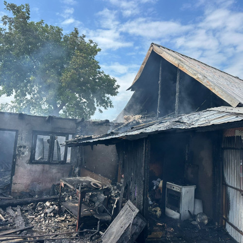 Incendiu în comuna Podoleni, județul Neamț, provocat de fumat necorespunzător
