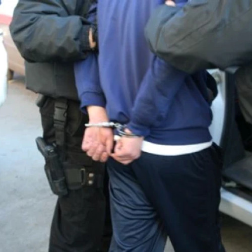 Trei bărbați, suspectați de proxenetism, arestați în Prahova