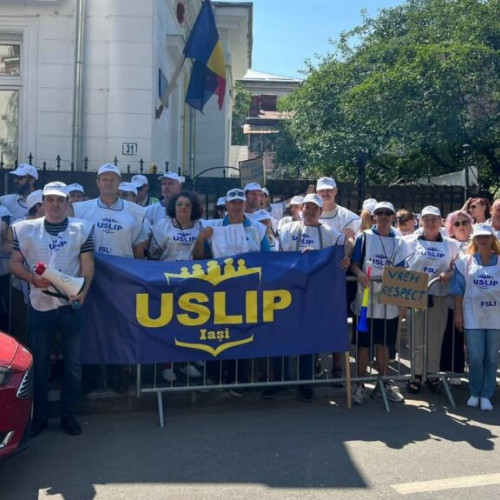 Sindicatele din învățământ continuă protestele în fața Ministerului Educației, nemulțumite de prevederile legii recente privind măsurile fiscal-bugetare. Liderul sindical din Iași vorbește despre „schimbări inumane” care vor afecta profesorii, elevii și părinții, menționând că „nicio măsură de acolo nu are finalitate din punct de vedere pedagogic și financiar”. Potrivit acestuia, proiectele ministerului „nu contribuie la îmbunătățirea calității educației” și sunt contestate pentru că sunt lipsite de fundament pedagogic și financiar.