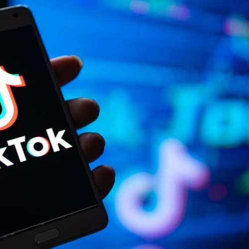 Fenomenul periculos al provocărilor de pe TikTok în creștere în rândul tinerilor din România