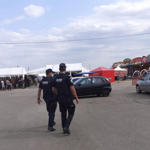 Trei bărbați, suspectați de comercializarea de produse contrafăcute la târgul din Tecuci, au fost identificați de jandarmi