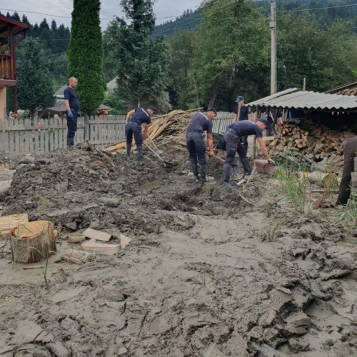 Eroii de la Broșteni: pompierii din Botoșani au adus speranță după inundații