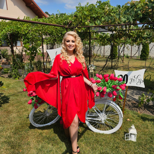 Ornela Pasare, mai cunoscuta ca solista de muzică populară din Târgu Jiu, a împlinit astăzi 41 de ani și a ales să celebreze această zi specială plecând într-o vacanță în Grecia pentru a se relaxa. Artista mulțumește fanilor pentru urările și cuvintele frumoase, menționând că toate acestea sunt foarte valoroase pentru ea.