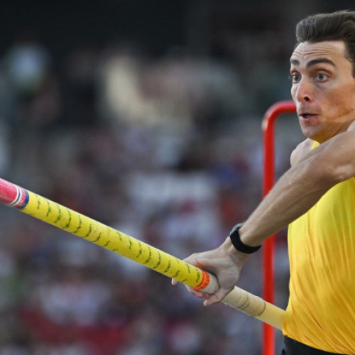 Armand Duplantis, recordman mondial la saritura cu prajina, și-a îmbunătățit în mod constant performanța, ajungând la 6,29 metri în cadrul unui concurs desfășurat marți seara în Budapesta. La vârsta de 25 de ani, suedezul cunoscut și sub numele de &quot;Mondo&quot; a doborât pentru a treisprezecea oară recordul mondial, a treia dată în acest an, după ce a stabilit acest record în februarie la Clermont-Ferrand cu 6,27 metri și în iunie la Stockholm cu 6,28 metri.