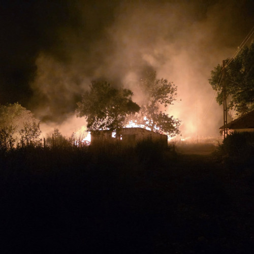 Trei autospeciale de pompieri intervin pentru stingerea unui incendiu