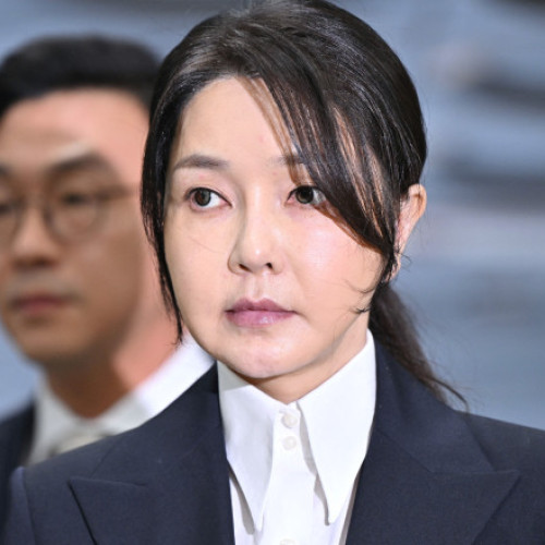 Fosta prima doamnă a Coreei de Sud, Kim Keon Hee, a fost arestată pentru acuzații grave, printre care manipulare bursieră și mită, relatează digi24.ro. Potrivit sursei, Kim, în vârstă de 52 de ani, a negat toate acuzațiile în timpul unei audieri de patru ore la tribunalul din Seul, dar instanța a emis un mandat de arestare, motivând riscul de a distruge probe.