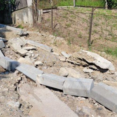 Situație gravă pe strada Grigore Antipa din Botoșani, unde rețeaua de canalizare refulează din nou, provocând deschideri și distrugeri ale infrastructurii. Prefectul Dan Nechifor a convenit activarea Grupului de Suport Tehnic, pentru a analiza urgent problema și a găsi soluții. El a menționat că sistemul de canalizare a fost afectat în mod repetat de-a lungul anilor, în special din 2022, iar autoritățile nu au luat măsuri concrete. Potrivit unui punct de vedere citat de monitorulbt.ro, situația a fost adusă în atenția primarului, a companiilor responsabile și a autorităților de mediu, însă fără rezultate concrete, ceea ce a dus la inițierea unui proces în instanță, care însă a fost abandonat după trei ani de tergiversări.