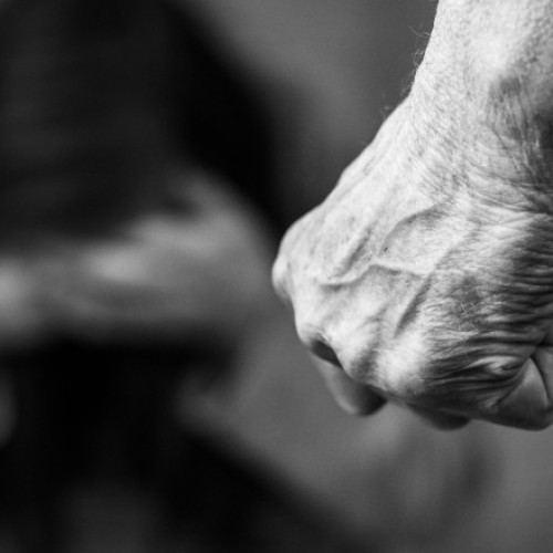 soțul din Bacau a fost arestat după ce și-a agresat soția în stradă