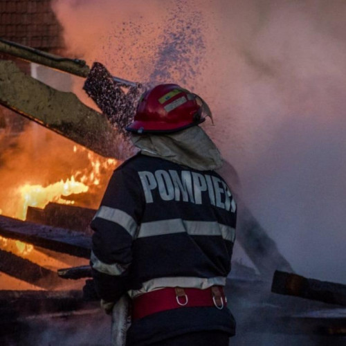 Incendiu în Mihail Kogălniceanu: două anexe și o magazie distruse, un bărbat rănit grav