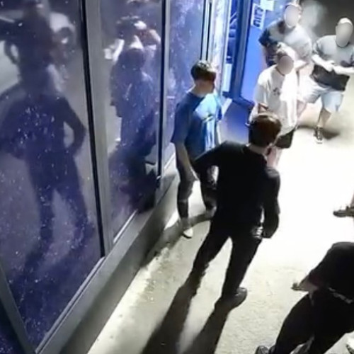 Boxer campion european, bacăuanul Renato Nica, a agresat un tânăr în Zimbru, bătaia fiind filmată și postată pe rețelele sociale. Potrivit tatălui victimei, acesta s-a petrecut luni noapte și a fost un atac neașteptat. Clipul publicat de tată îl arată pe boxer, însoțit de prieteni, lovind de două ori băiatul de 16 ani fără motiv aparent. Imaginile au fost distribuite pe Facebook de către tată, care a declarat pentru ziaruldebacau.ro că a făcut plângere la poliție.