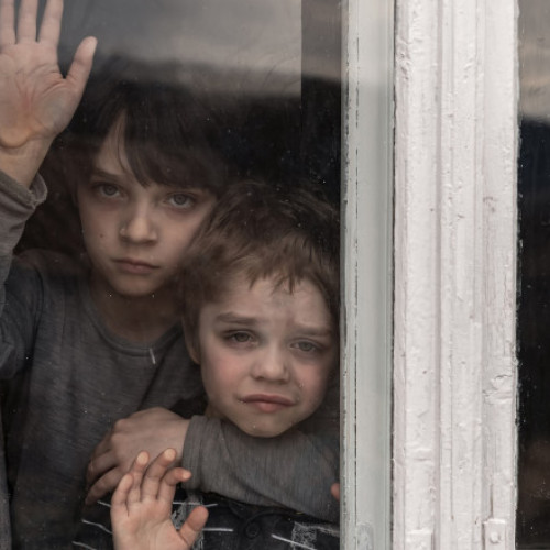 Autoritățile de ocupație din regiunea ucraineană Luhansk, susținute de Rusia, au lansat un „catalog” online cu sute de copii ucraineni deportați, pentru adopție sau plasament. Potrivit site-ului, baza de date permite filtrarea minorilor după vârstă, sex și caracteristici fizice, precum culoarea ochilor sau a părului, dar și după trăsături de personalitate, precum „ascultător”, „calm” sau „politicos și respectuos cu adulții”.