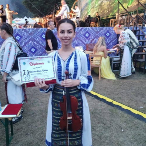 Tânără studentă a școlii populare de arte din Târgu Jiu câștigă premiul întâi la Festivalul "Ponoare, Ponoare"