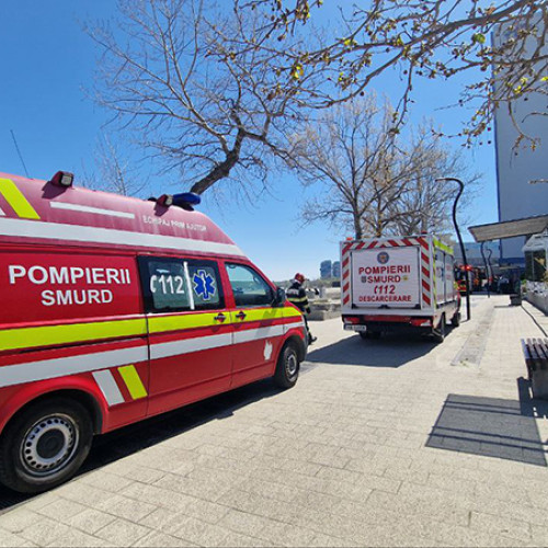 Un incident grav a avut loc pe plaja din apropierea hotelului Tomis Villa, unde un bărbat în vârstă de 40 de ani a fost scos din mare de salvamari după ce s-a înecat. Conform informațiilor preliminare, echipele de salvare de la SMURD intervin rapid pentru a-i oferi primul ajutor.