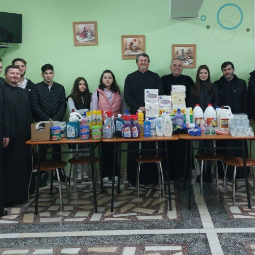 Daruri pentru bătrânii din partea bisericii, cu binecuvântarea Î.P.S. Nifon, pentru căminul "Fundaţia Catedrala Eroilor" din Găeşti