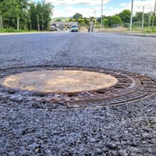 Guri de canal adâncite pe strada Observatorului din Cluj-Napoca pun în pericol șoferii