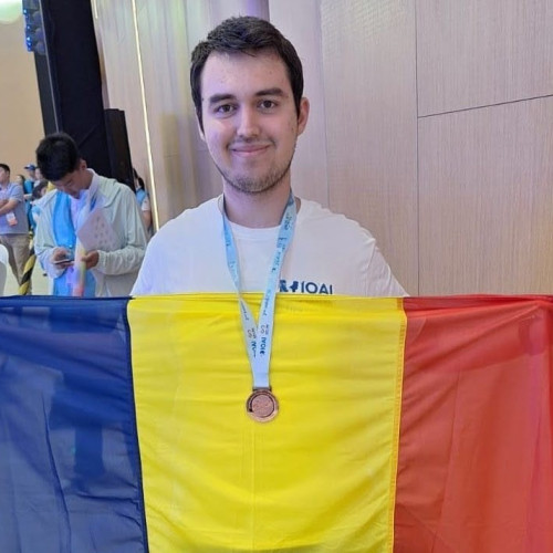 Elev de la Colegiul Național din Iași, Stefan-Alexandru Asandei, a cucerit o medalie de bronz la Olimpiada Internațională de Inteligență Artificială, organizată la Beijing între 2 și 9 august 2025. Potrivit ziaruldeiasi.ro, tânărul pasionat de informatică și matematică consideră că, deși inteligența artificială nu va înlocui în curând omul, are potențialul de a sprijini munca umană și de a fi integrată în viața de zi cu zi.
