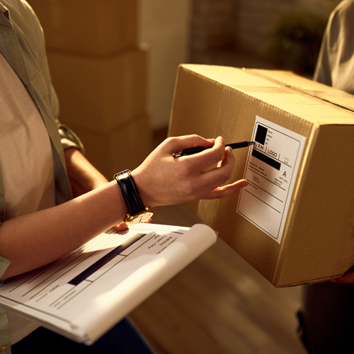 Creștere semnificativă a fluxurilor de colete din zona extracomunitară, anunțată de ministrul de Finanțe